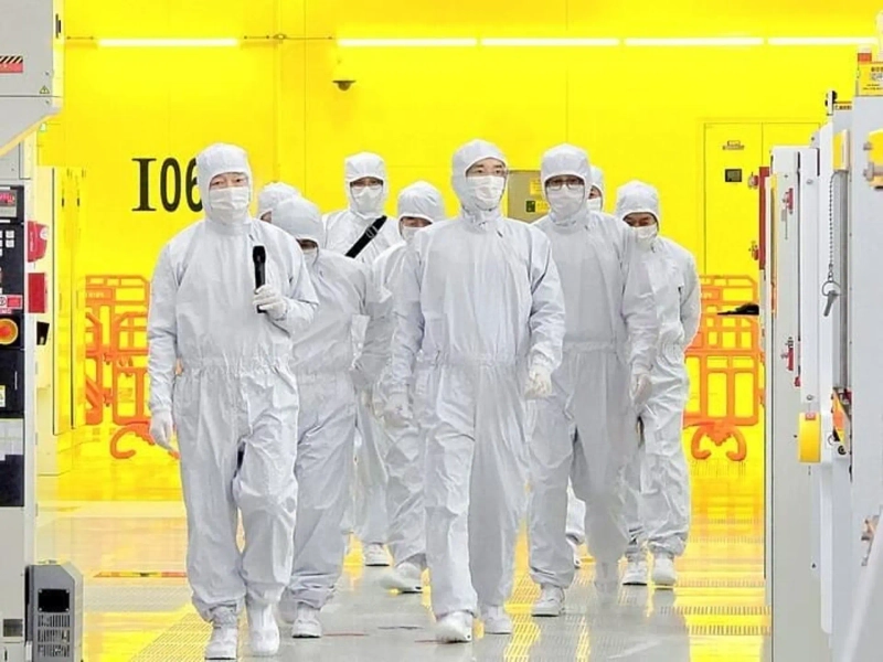 Samsung Electronics Chairman Jay Y. Lee inspects the clean room at NRD-K, an advanced semiconductor research and development center at the company's Giheung campus, on December 22, 2025. Photo: Samsung Electronics