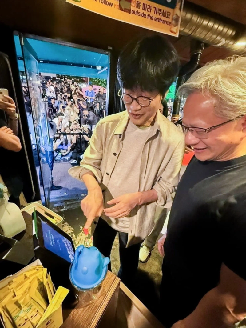 Lee Hae-jin, chairman of Naver’s board, pays with Naver Pay FaceSign during a samgyeopsal and somaek dinner with Nvidia Chief Executive Officer Jensen Huang at a restaurant near Hongdae in Seoul’s Mapo district on July 5. Photo: Naver