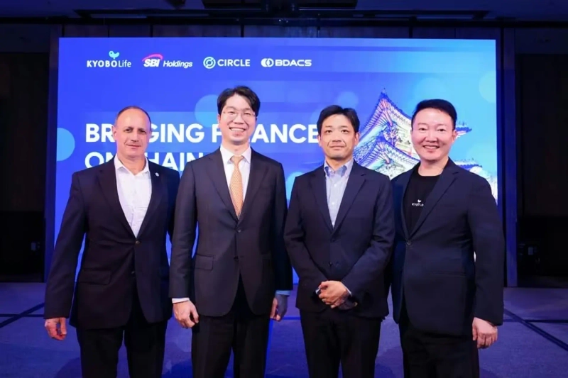 지난 1일 서울 포시즌스호텔에서 열린 'Bridging Finance Onchain' 행사에서 박진호 교보생명 부사장(오른쪽부터), 타쿠야 스기야마 SBI홀딩스 제너럴 매니저, 류홍열 비댁스 대표, 데이비드 앨런 카츠 서클 부사장이 기념촬영을 하고 있다. /사진=교보생명