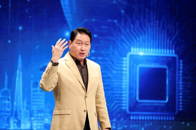 최태원 SK그룹 회장이 EBS '위대한 수업, 그레이트 마인즈'에서 청년들을 대상으로 강연하고 있는 모습. 2026.10.18 / 사진=SK수펙스추구협의회
