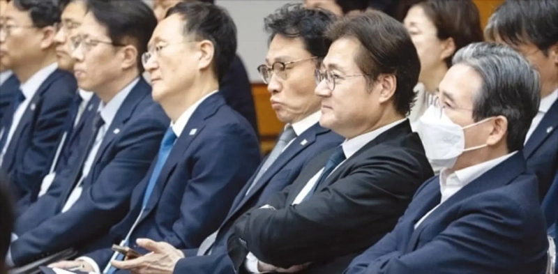 청와대 참모들이 19일 춘추관에서 열린 이재명 대통령의 순방 결과 브리핑을 듣고 있다. 앞줄 오른쪽부터 김용범 정책실장, 홍익표 정무수석, 이규연 홍보소통수석, 봉욱 민정수석, 조성주 인사수석, 류덕현 재정기획보좌관
