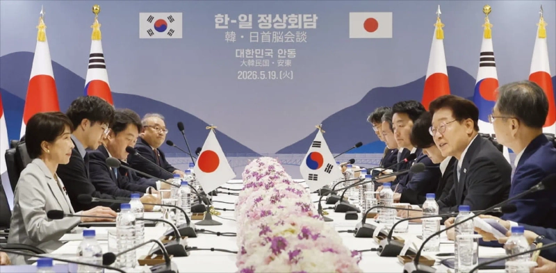 President Lee Jae-myung speaks during the South Korea-Japan summit in Andong, North Gyeongsang Province, on May 19, with Japanese Prime Minister Sanae Takaichi at far left. Andong: Kim Beom-jun