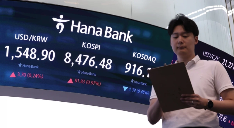 Stock indexes including the Kospi are displayed on a board in Hana Bank's dealing room in central Seoul on June 30. The Kospi closed up 81.83 points, or 0.97%, at 8,476.48, while the Kosdaq ended down 4.39 points, or 0.48%, at 916.18. Moon Kyung-duk