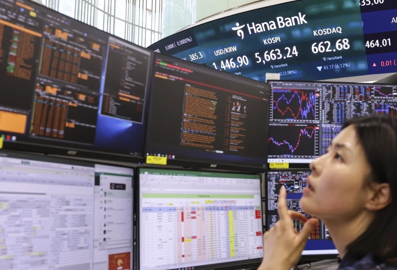 Closing prices are displayed on an electronic board in the dealing room at Hana Bank’s headquarters in Jung-gu, Seoul, on the afternoon of July 29. Photo: Lim Hyung-taek/Korea Economic Daily