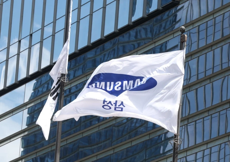 서울 서초구 삼성전자 사옥 앞 삼성 깃발이 바람에 휘날리고 있다. 사진=이솔 기자