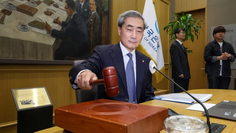 신현송 한국은행 총재가 28일 오전 서울 중구 한국은행에서 열린 금융통화위원회 본회의에 참석해 의사봉을 두드리고 있다. 사진=사진공동취재단