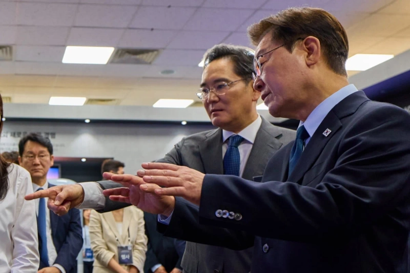 President Lee Jae-myung and Samsung Group Chairman Jay Y. Lee look at exhibits ahead of a public briefing on advanced-industry development in the Chungcheong region at Samsung Display’s Asan campus in Asan, South Chungcheong Province, on July 2. Photo: Presidential Office