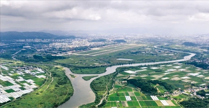 ドローンで撮影した光州軍空港の用地。826万平方メートルの規模で、半導体ファブ4棟に加え、協力企業や研究施設なども収容できる。写真:全羅南道・光州市