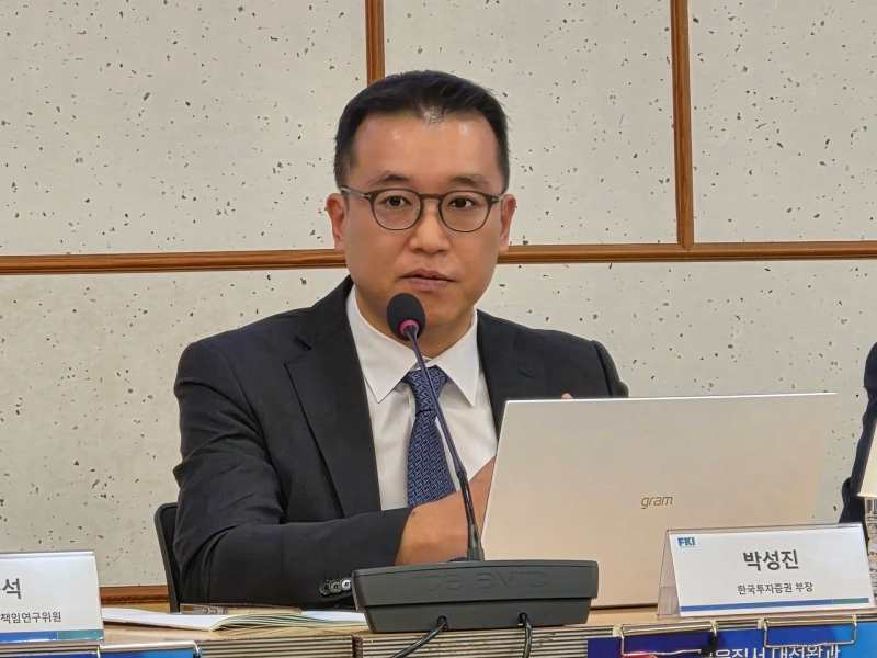 Park Sung-jin, head of digital asset strategy at Korea Investment & Securities, speaks during a discussion at the policy seminar titled “A Great Shift in Financial Order and the Formula for Successfully Issuing K-Stablecoins” at the National Assembly Members' Office Building in Seoul's Yeouido district on August 21. Photo: Lee Soo-hyun/Bloomingbit