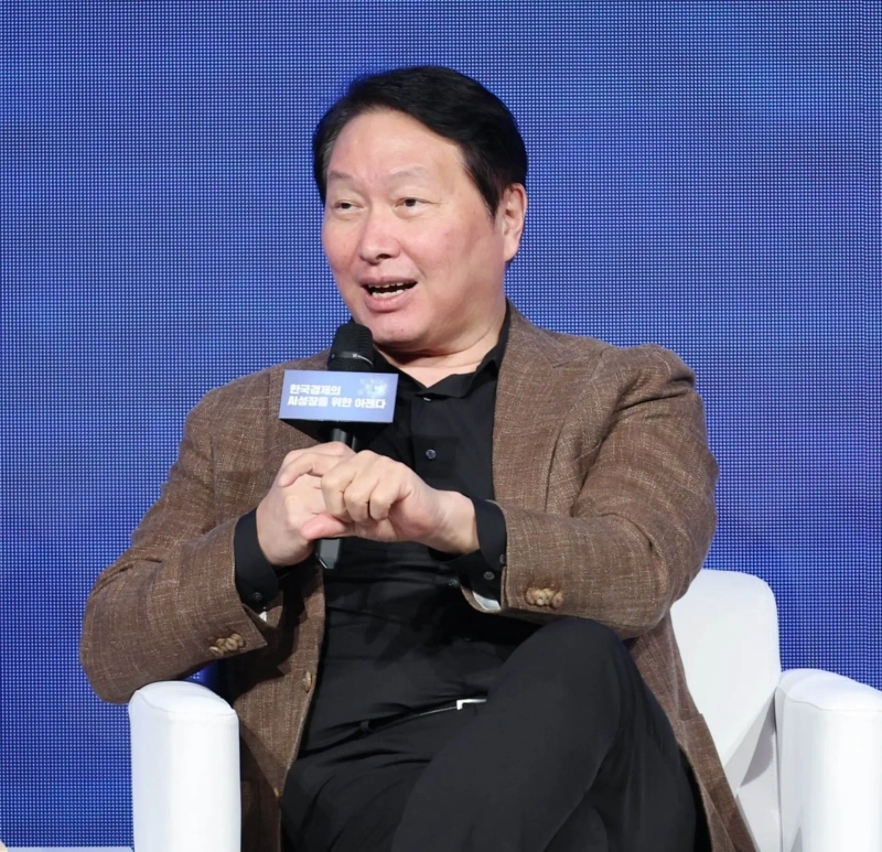 최태원 대한상공회의소 회장 겸 SK그룹 회장이 지난 17일 제주 서귀포시 신라호텔에서 열린 '제49회 대한상의 제주포럼'에서 '한국경제의 AI 성장을 위한 아젠다'라는 주제로 대담을 하고 있다. 사진=대한상공회의소
