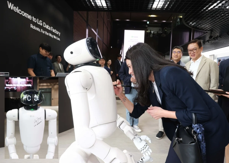 8月18日、ソウル市瑞草区で整備が進むLGデータファクトリーを訪れたマディソン・フアン エヌビディア上級取締役が、LG電子のクローイに「AMAZNIG LG」と書いている。写真:LG電子提供