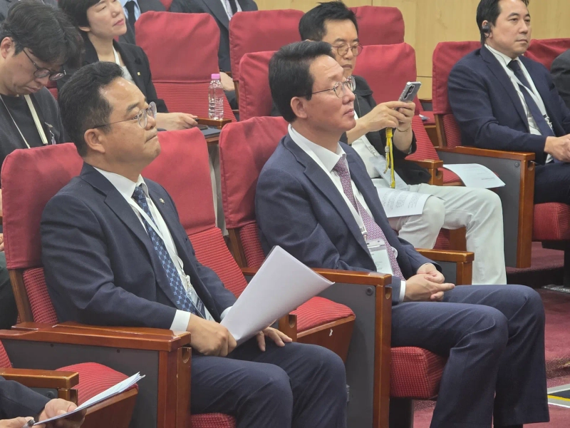 From left, Democratic Party lawmaker Min Byung-duk and People Power Party lawmaker Kim Sang-hoon attend the “Global Stablecoin Trends and Opportunities for Korea’s Digital Economy” seminar at the National Assembly in Seoul on May 12. Photo: Jin Wook/Bloomingbit