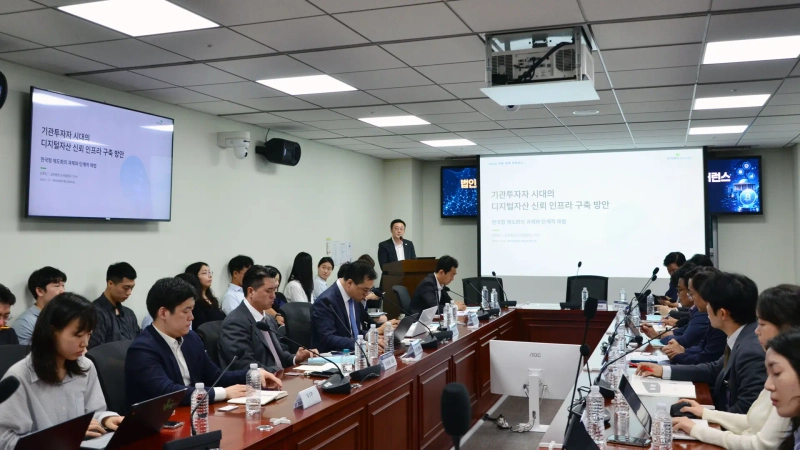 Shin Hee-jin, a director at Kyobo Securities, speaks at an academic conference on opening the corporate market and building a safe digital-asset ecosystem at the National Assembly Members’ Office Building in Seoul’s Yeouido district on July 23. Photo: B-DAX