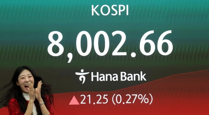 KOSPIが取引時間中として初めて8000台を突破した6月15日午前、ソウル市中区のハナ銀行ディーリングルームで職員らが祝賀セレモニーをしている。写真:韓経DB