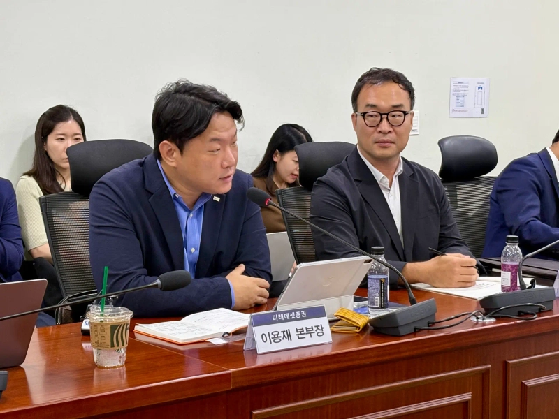 李庸在・未来アセット証券デジタル資産産業本部長(左)が6月22日、ソウル・汝矣島の国会議員会館で開かれた「グローバルなデジタル資産制度化の動向と韓国の立法方向」セミナーで発言している。写真:イ・ジュンヒョン記者
