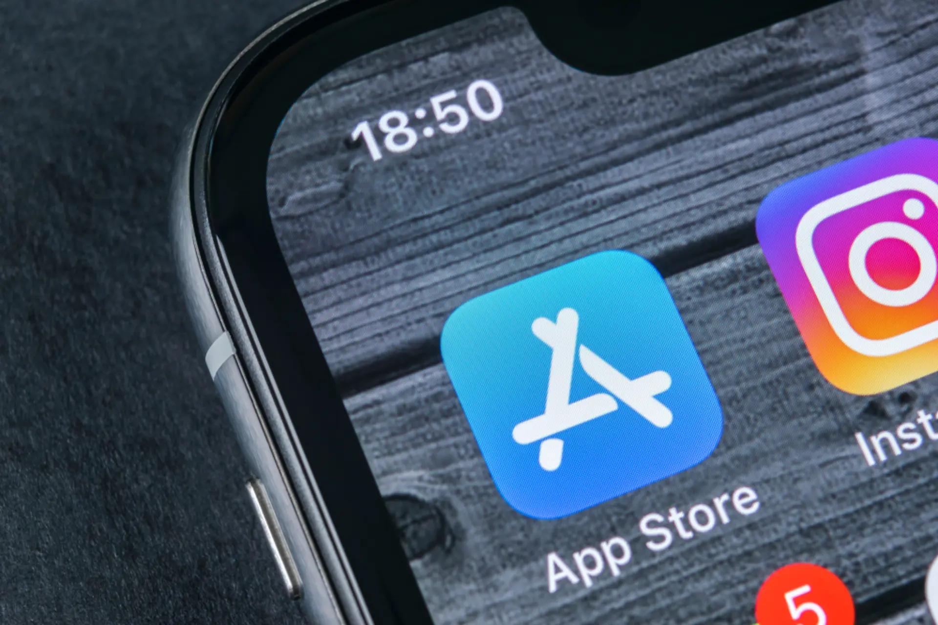 DefiLlama Delayed Mobile App Launch for Months Over Apple App Store Phishing App...