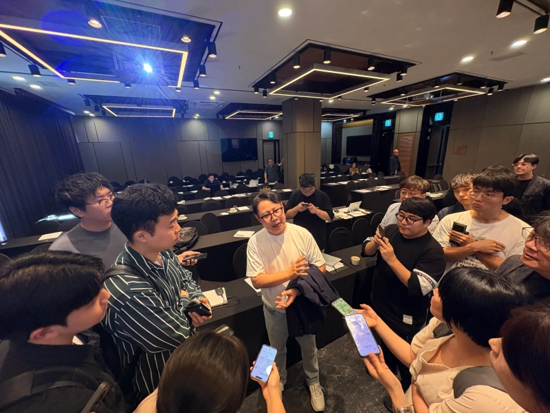 Sigma Chain Chief Executive Officer Kwak Jin-young, center, speaks during a question-and-answer session following a press conference at the Courtyard Marriott Seoul Myeongdong in Seoul’s Jung district on Aug. 10. Photo: Lee Jun-hyung