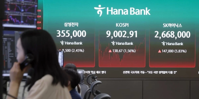 コスピ指数が取引時間中に初めて9000を突破した6月18日午後、ソウル市中区のハナ銀行本店ディーリングルームの電光掲示板にコスピ指数が表示されている。写真:ムン・ギョンドク 韓国経済新聞記者