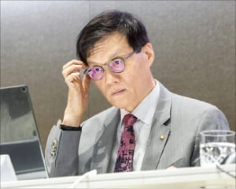 イ・チャンヨン 韓国銀行総裁が18日「物価安定状況運営状況点検記者説明会」で眼鏡を直している。イム・ヒョンテク記者