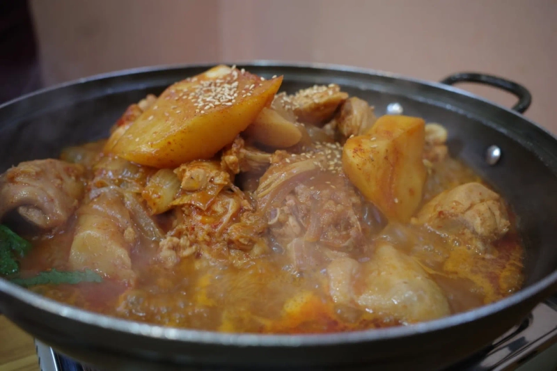 Chicken stew at 'Gogetmaru', a Korean restaurant near Yeoksam Station in Seoul. Photo by Lee Jun-hyung