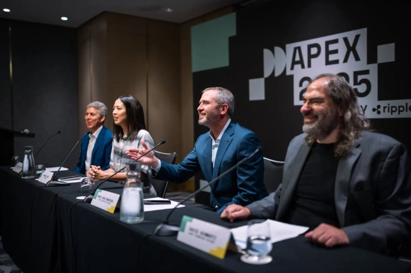 Ripple幹部が11日、Singapore Raffles Cityで開催された「APEX 2025」記者会見で発言している。左からEric van Miltenburg Ripple戦略イニシアチブ上級副社長、Monica Long Ripple社長、Brad Garlinghouse Ripple CEO、David Schwartz Ripple CTO/写真=Ripple