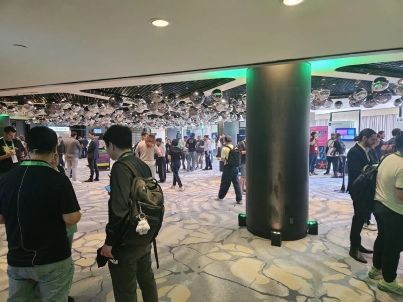 12日シンガポールで行われた「APEX 2025」でXRPレジャーエコシステム参加者が語り合っている/写真=Jinwook(Bloomingbit記者)