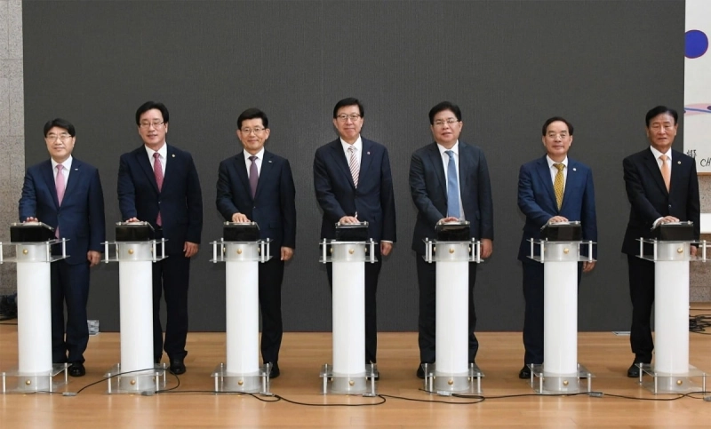 BNK부산은행 방성빈 은행장(왼쪽부터), 부산시의회 김광명 기획재경위원장, BNK금융그룹 빈대인 회장, 부산광역시 박형준 시장, 부산시의회 안성민 의장, 부산광역시교육청 하윤수 교육감, 부산시의회 신정철 교육위원장. BNK금융 제공.