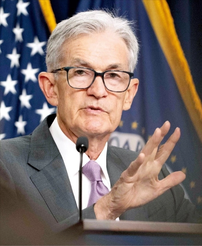 제롬 파월 미국 중앙은행(Fed) 의장이 23일 연례 경제정책 심포지엄인 잭슨홀 미팅 연설에서 “통화정책 조정 시기가 도래했다”고 밝혔다. 사진은 지난달 31일 Fed의 통화정책 결정 회의인 연방공개시장위원회(FOMC) 후 파월 의장이 기자간담회에서 발언하는 모습. /AFP연합뉴스