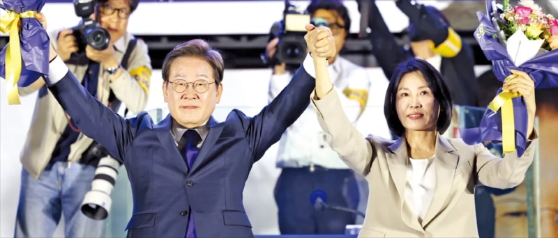 イ・ジェミョン大統領が第21代大統領選挙で勝利を確定し、4日午前1時ごろ、ソウル汝矣島国会前でキム・ヘギョン夫人と花束を持って市民に挨拶している。写真=カン・ウング 韓国経済記者