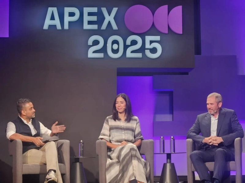 ブラッド・ガーリングハウス(リップルCEO/右端)とモニカ・ロング(リップル社長/右から2番目)が11日シンガポールで行われた「APEX 2025」で発表している/写真=Jinwook(Bloomingbit記者)