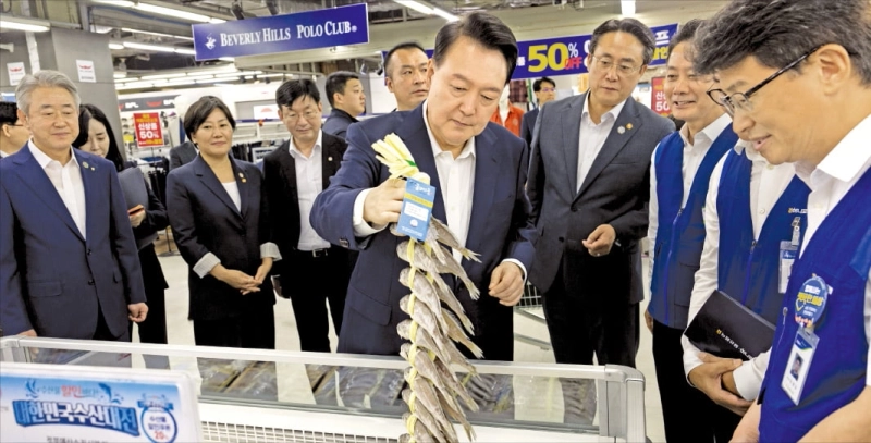 < 굴비 든 尹 “가격 안정 노력하겠다” > 윤석열 대통령이 3일 서울 도봉구 농협 하나로마트 창동점을 방문해 추석 장바구니 물가를 점검했다. 윤 대통령이 수산물 코너에서 굴비 가격을 살펴보고 있다. 대통령실 제공