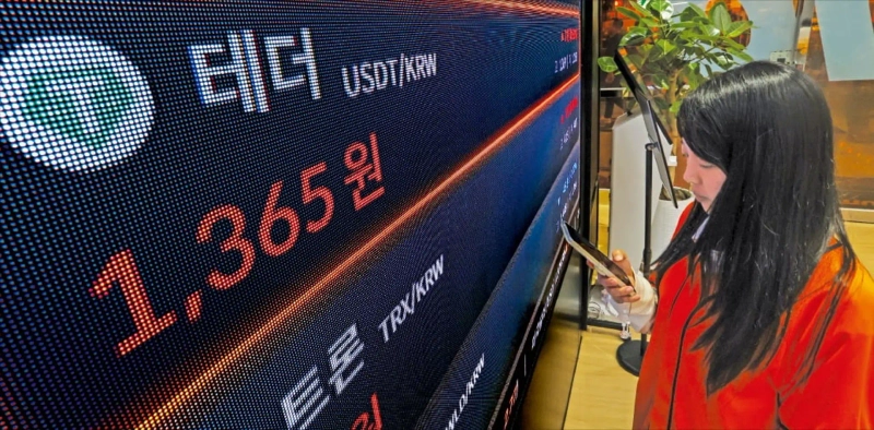 < '원화판 테더' 나올까 > 국정기획위원회가 '원화 스테이블코인 도입'을 새 정부 국정과제로 채택했다. 15일 서울 서초동 빗썸라운지 현황판에 표시된 달러 스테이블코인 테더(USDT) 시세. /최혁 기자