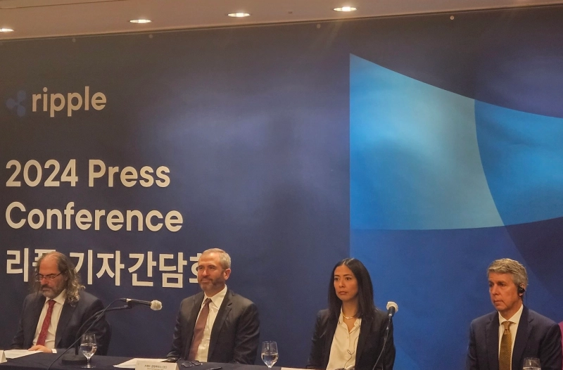 브래드 갈링하우스 리플 CEO가 3일 서울 강남구 파르나스 호텔에서 열린 기자 간담회에 참석해 이야기를 나누고 있다. / 사진=진욱 블루밍비트 기자