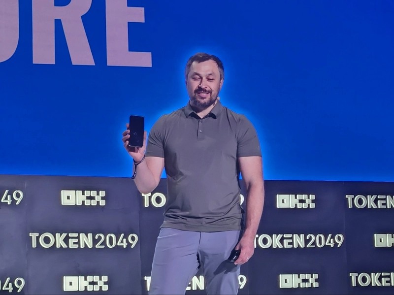 솔라나 시커를 들고 있는 아나톨리 야코벤코 솔라나 공동 창업자/사진=이수현 블루밍비트 기자