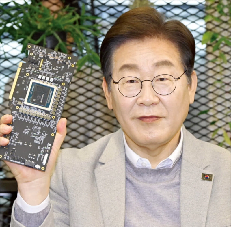 Lee Jae-myung, the presidential candidate of the Democratic Party of Korea, is holding a 'FuriosaAI Neural Processing Unit (NPU) chip' at the headquarters of the semiconductor design startup FuriosaAI last month. Photo = Kang Eun-gu, Korea Economic Daily reporter