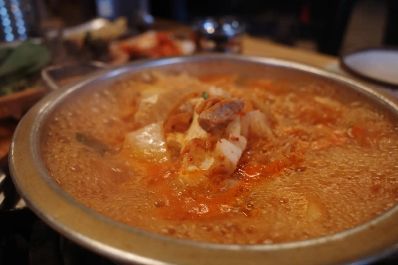 Kimchi stew at 'Jangdokdae Kimchi Stew' Cheongdam branch located on Dosan-daero in Gangnam-gu, Seoul. Photo by Lee Jun-hyung, Blooming Beat reporter