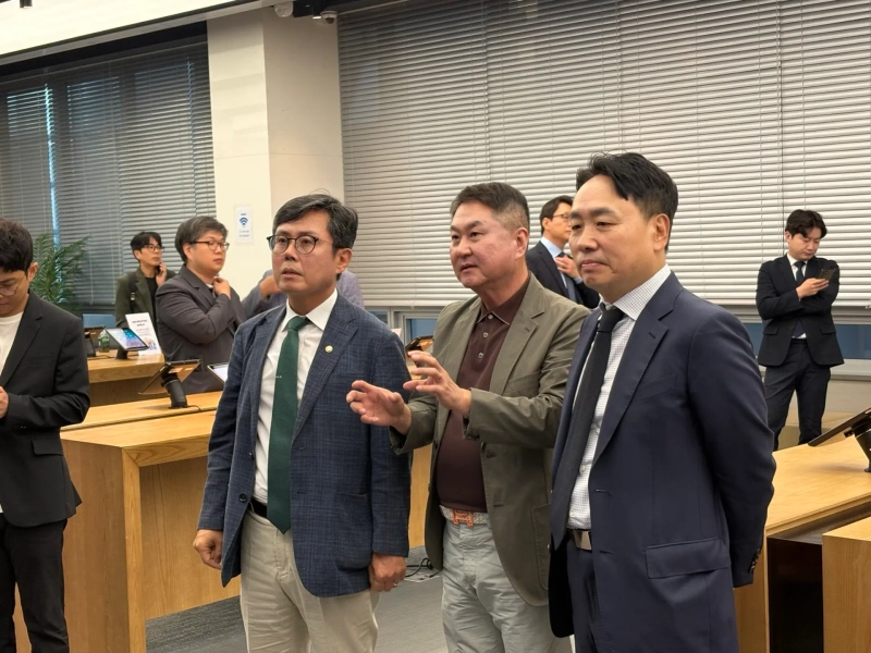 アンド・ゴル 共に民主党議員(左から2番目)が先月27日、ソウル江南区アップビットラウンジを訪れ、イ・ソクウ Dunamu代表(左から3番目)と対談している。写真=イ・ジュンヒョン ブルーミングビット記者