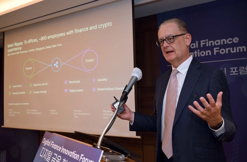 2일 서울 중구 롯데호텔에서 열린 '디지털 금융 혁신 포럼'에서 제임스 월리스 리플 부사장이 금융 방면 블록체인 기술 도입 사례를 설명하고 있다. /사진=리플