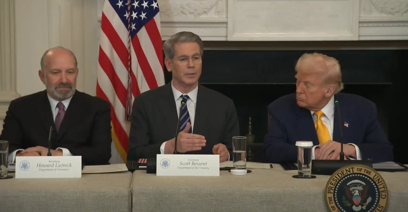 하워드 러트닉 미국 상무부 장관, 스콧 베센트 미국 재무부 장관, 도널드 트럼프 미국 대통령이 암호화폐 정상회담에서 발언하고 있다. / 사진 = 백악관 유튜브 캡쳐